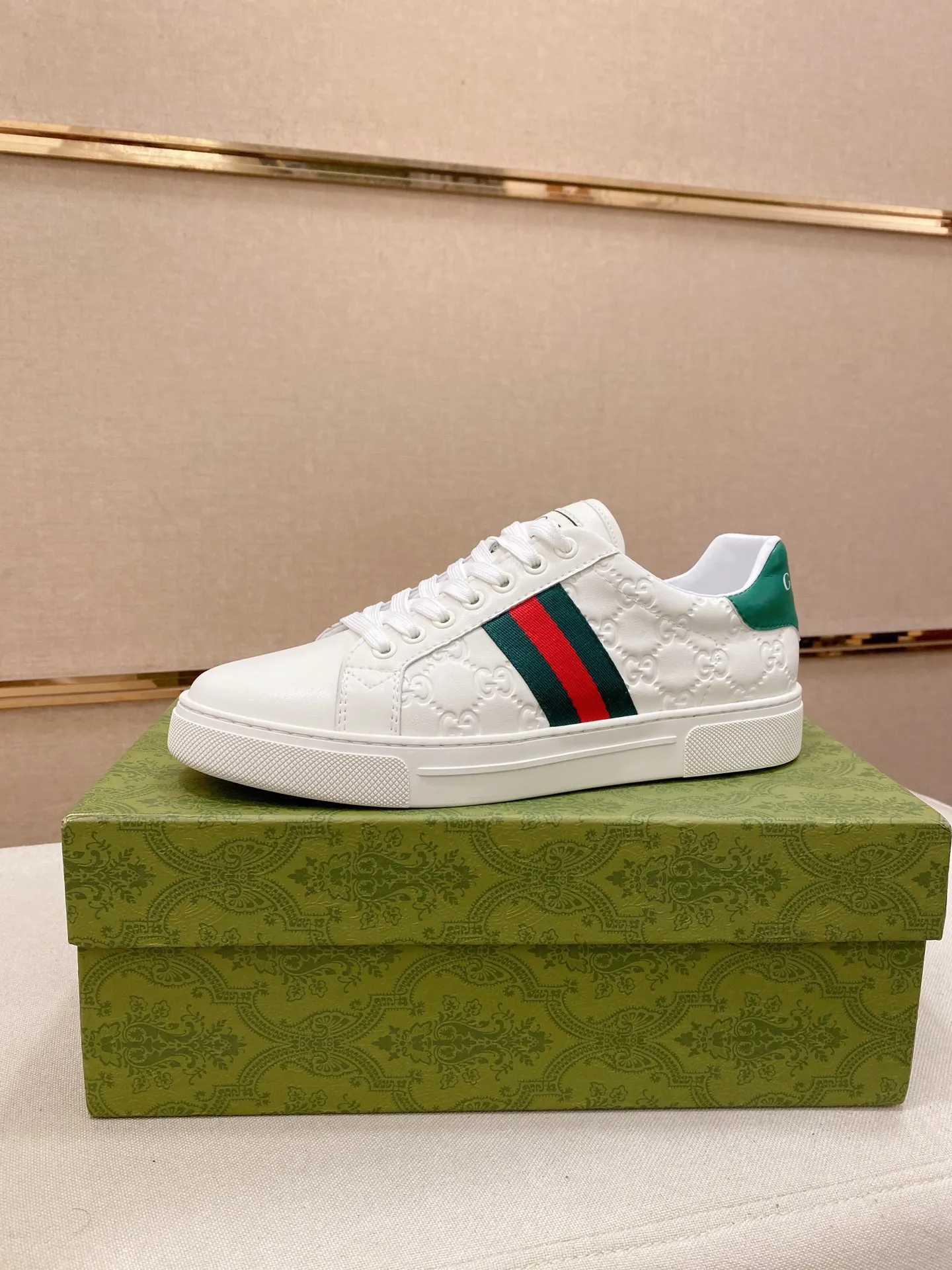 Factory price: 480💰 (GUCCI) The latest model from the official website 🎁🎁Casual and fashionable men's shoes👟, hot style 💥The version is simple and elegant, exclusive for trendy men. Unique official website latest brand elements 👑Gucci original decoration, fashionable and generous, the fabric is original cowhide ✅sheepskin lining, the official website specifies wear-resistant casual outsole, the classic model is taken in kind at the counter🎬38-44 (45 is not returned or exchanged)